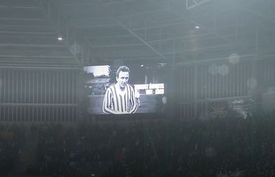 Ce gafă macabră! Fostul internațional, aflat în tribună, a fost omagiat printr-un minut de reculegere