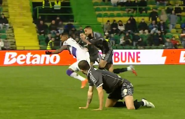 Fază controversată în FC Argeș - Rapid » 7 minute de analiză la VAR, după două greșeli uriașe în defensivă