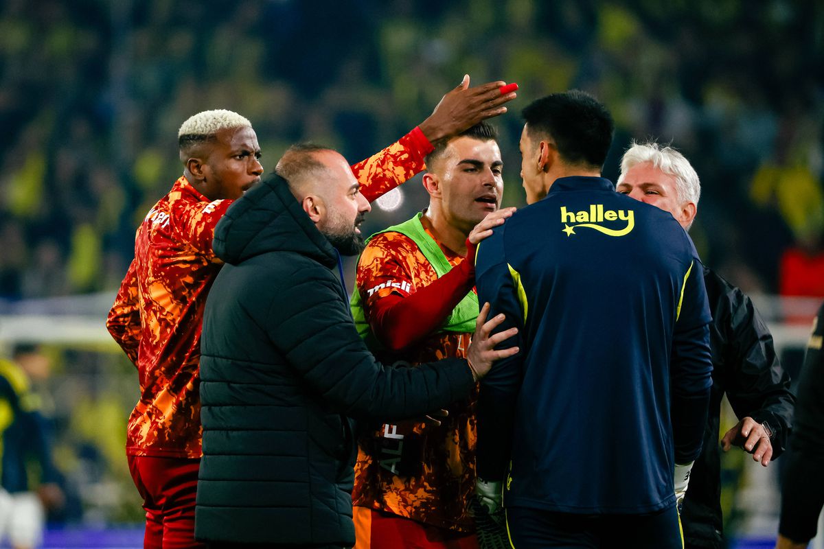 Scandal „bricheta” în Fenerbahce - Galatasaray! Lovit imediat după gol, sub privirile lui Lucescu