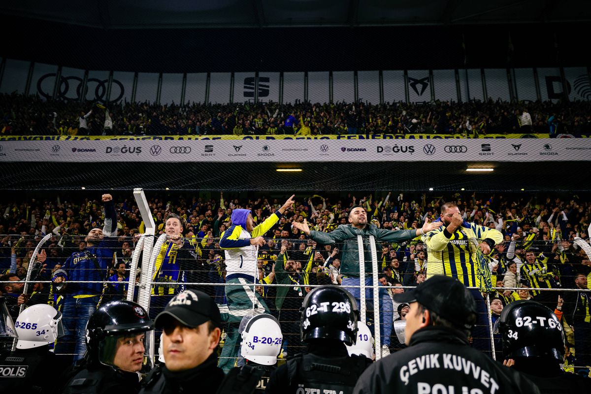 Scandal „bricheta” în Fenerbahce - Galatasaray! Lovit imediat după gol, sub privirile lui Lucescu