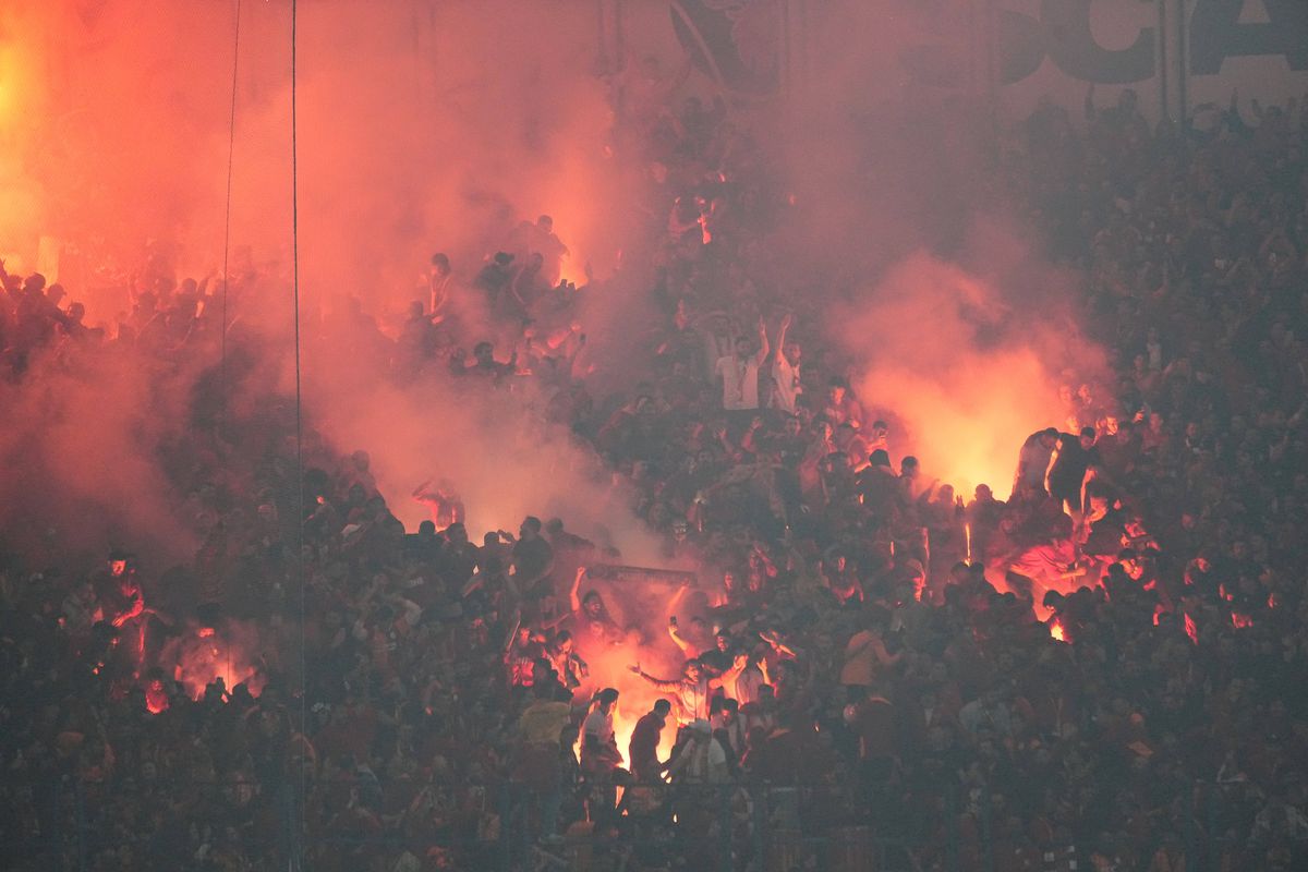 Scandal „bricheta” în Fenerbahce - Galatasaray! Lovit imediat după gol, sub privirile lui Lucescu