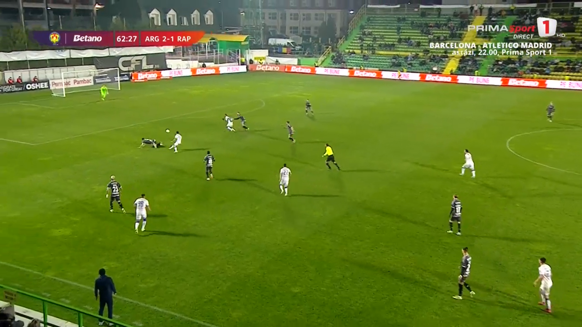 Fază controversată în FC Argeș - Rapid » 7 minute de analiză la VAR, după două greșeli uriașe în defensivă