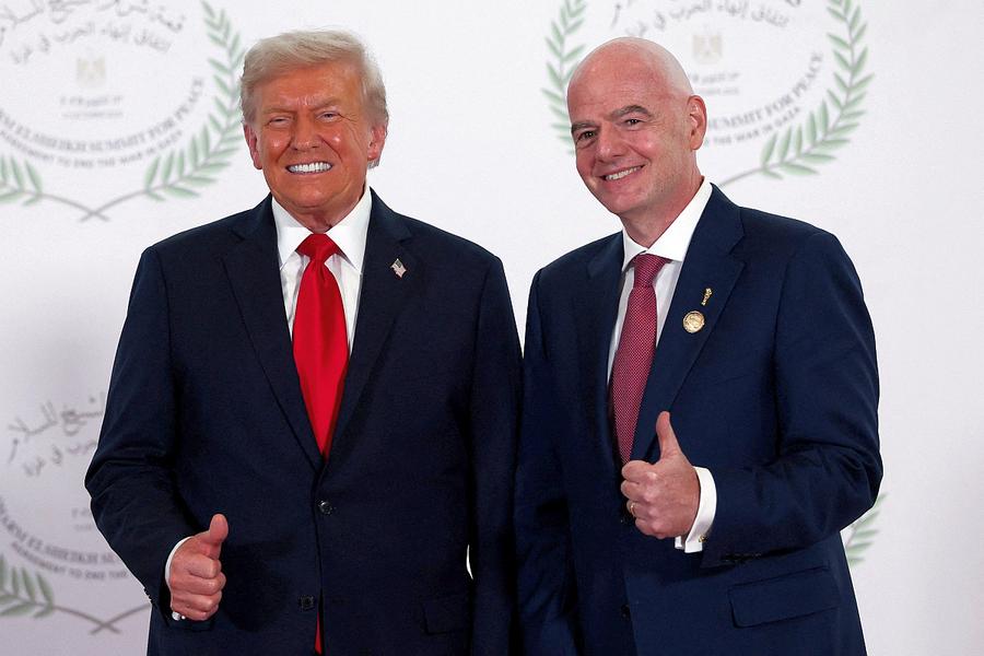 Donald Trump, alături de Gianni Infantino / Foto: Guliver/Gettyimages Alt editorial nimicitor: „Aceasta este FIFA lui Infantino, bufonul zâmbitor. Pentru șarlatanul arogant, suntem cu toții acolo pentru a fi jefuiți și în pauzele de hidratare!”