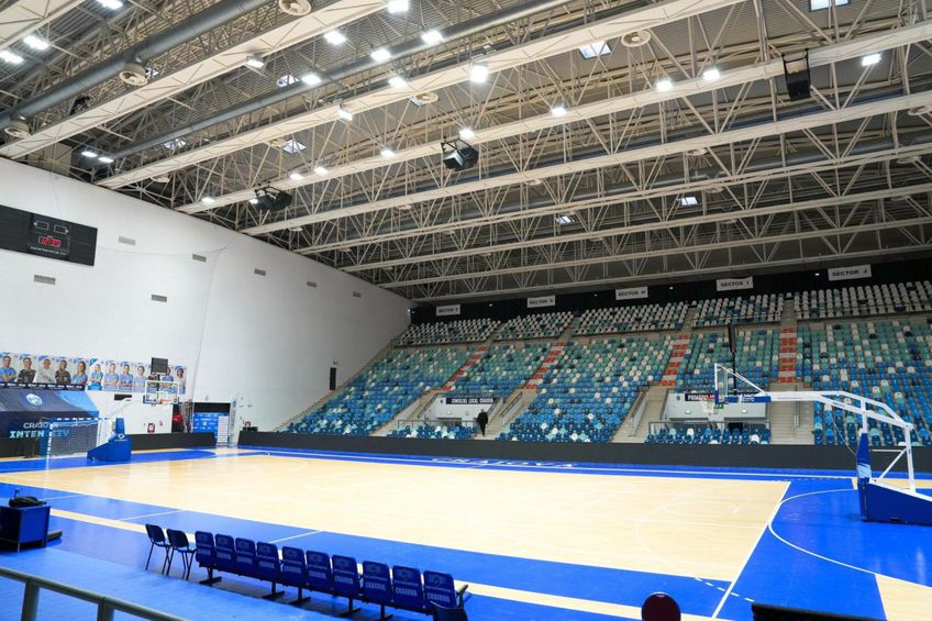 Sistemul de iluminat din Polivalenta Craiova, înlocuit // foto: Facebook