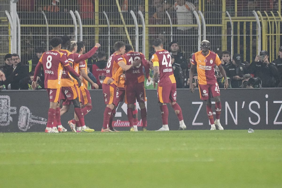 Scandal „bricheta” în Fenerbahce - Galatasaray! Lovit imediat după gol, sub privirile lui Lucescu