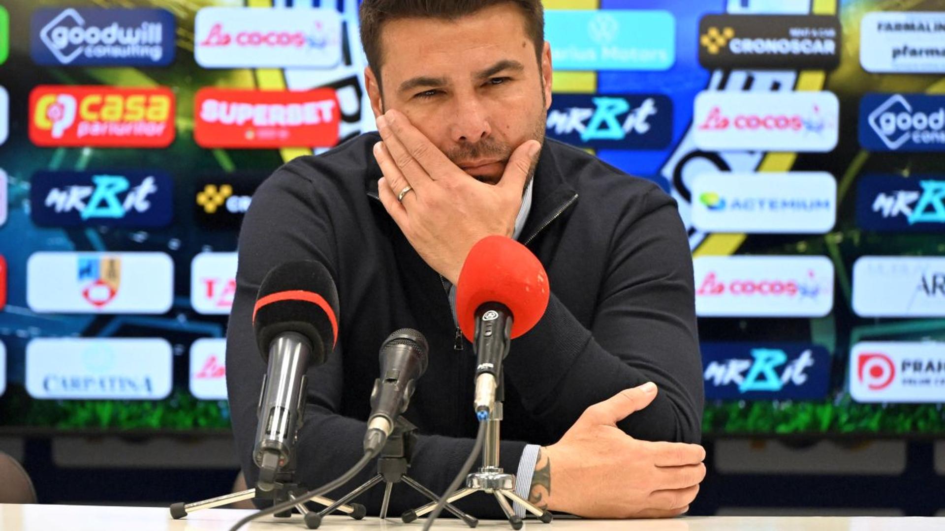 Adrian Mutu discutând serios pe marginea terenului despre problemele de caracter ale jucătorului Ștefan Baiaram de la Craiova | sursa foto: Gazeta Sporturilor Adrian Mutu discutând serios pe marginea terenului despre problemele de caracter ale jucătorului Ștefan Baiaram de la Craiova | sursa foto: Gazeta Sporturilor