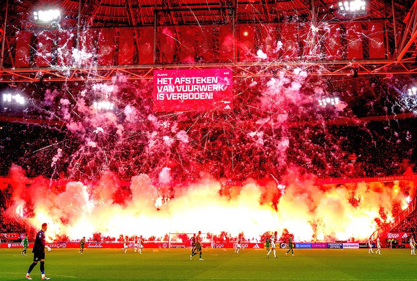 Galeria lui Ajax a aprins torțe și artificii // foto: Imago Images