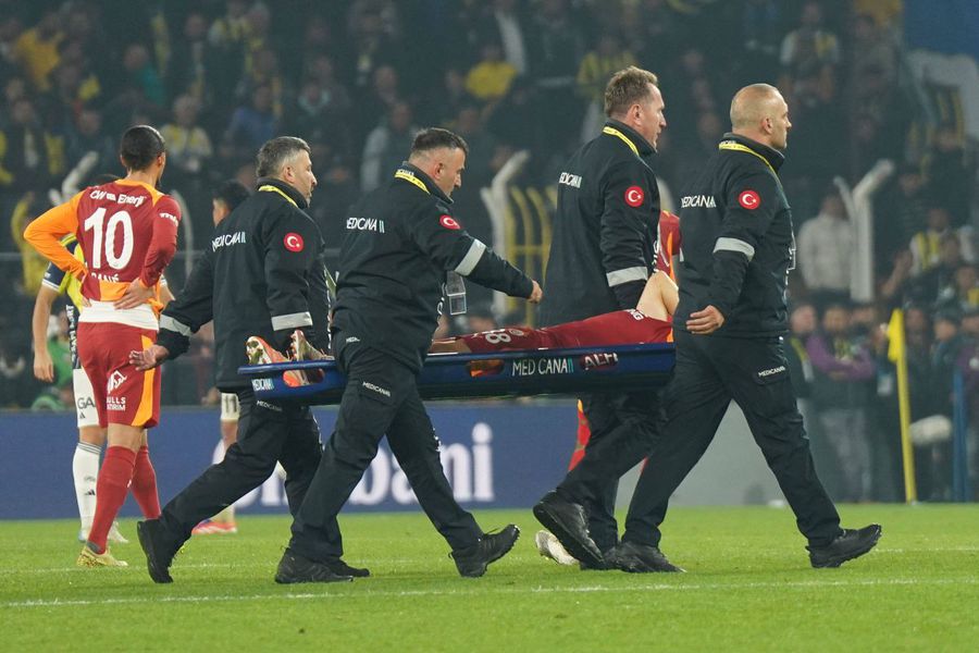 Scandal „bricheta” în Fenerbahce - Galatasaray! Lovit imediat după gol, sub privirile lui Lucescu