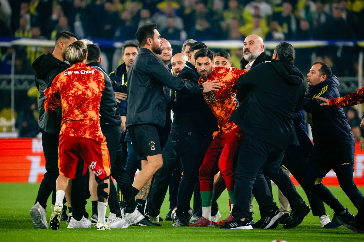 Scandal „bricheta” în Fenerbahce - Galatasaray! Lovit imediat după gol, sub privirile lui Lucescu