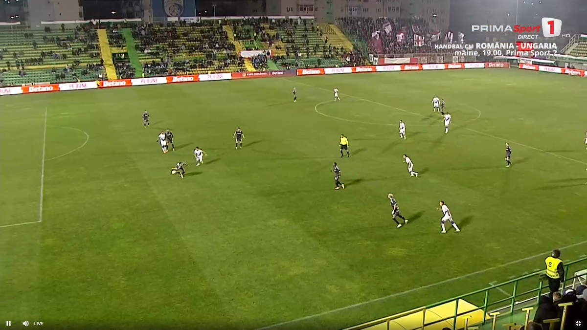 Fază controversată în FC Argeș - Rapid » 7 minute de analiză la VAR, după două greșeli uriașe în defensivă