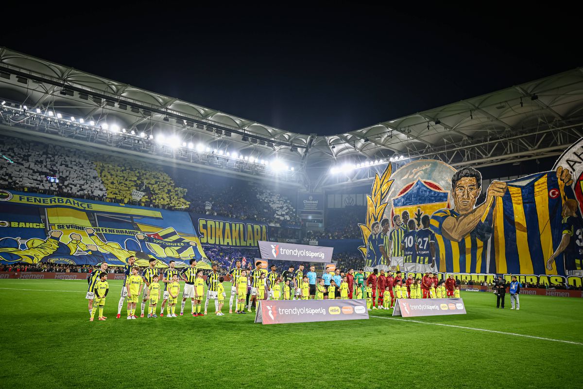 Scandal „bricheta” în Fenerbahce - Galatasaray! Lovit imediat după gol, sub privirile lui Lucescu