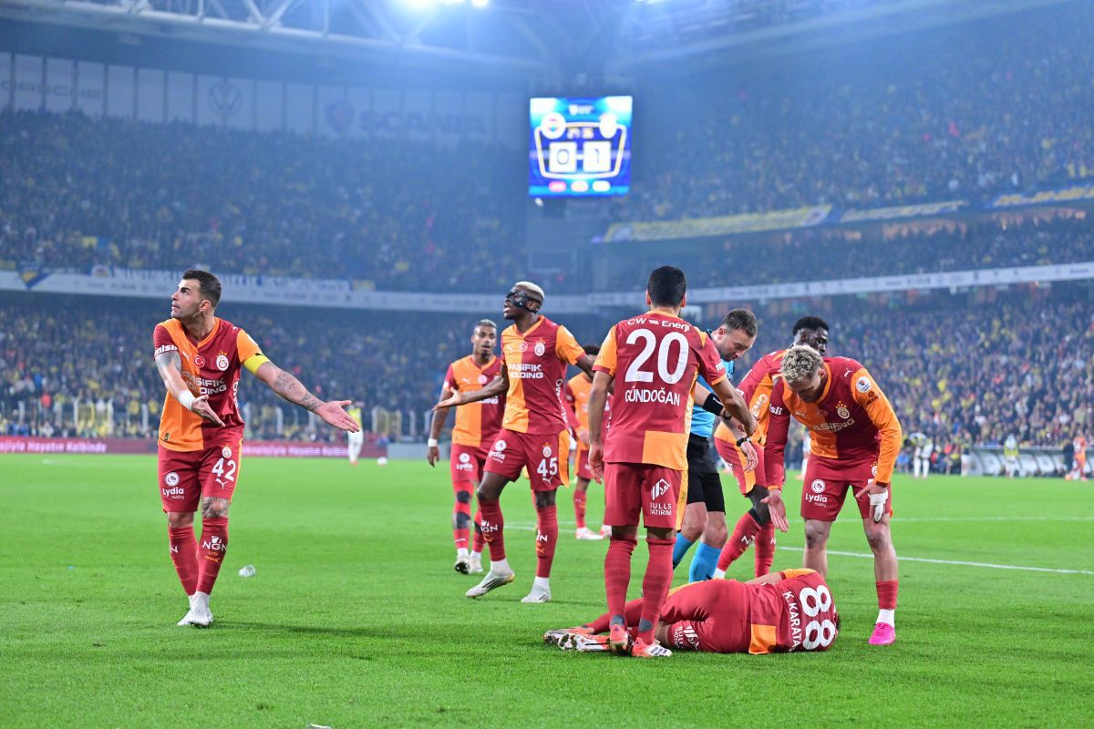 Incidente reprobabile la derby-ul Fenerbahce - Galatasaray