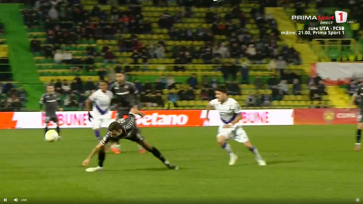 Fază controversată în FC Argeș - Rapid » 7 minute de analiză la VAR, după două greșeli uriașe în defensivă