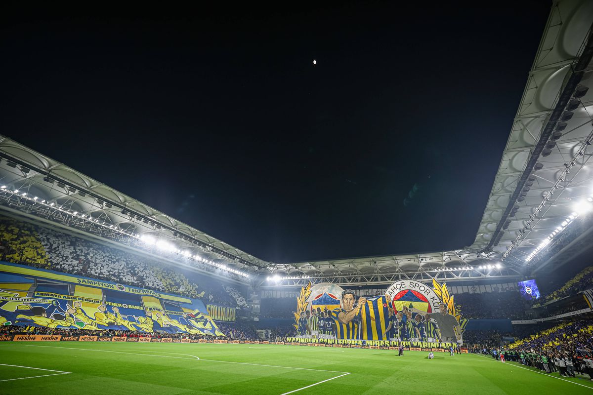 Scandal „bricheta” în Fenerbahce - Galatasaray! Lovit imediat după gol, sub privirile lui Lucescu