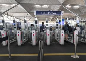 „Fost internațional englez”, arestat în aeroport! Acuzația e gravă: tentativă de viol