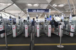 „Fost internațional englez”, arestat în aeroport! Acuzația e gravă: tentativă de viol