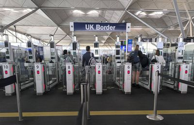 „Fost internațional englez”, arestat în aeroport! Acuzația e gravă: tentativă de viol