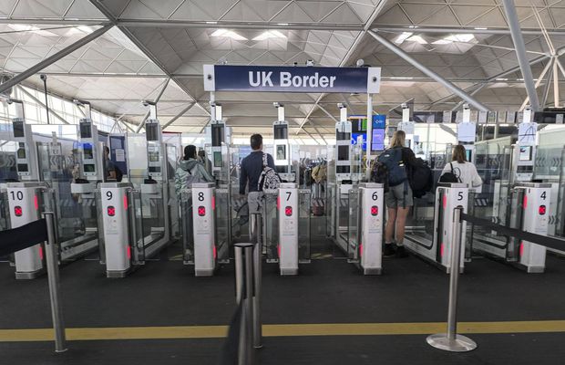 „Fost internațional englez”, arestat în aeroport! Acuzația e gravă: tentativă de viol