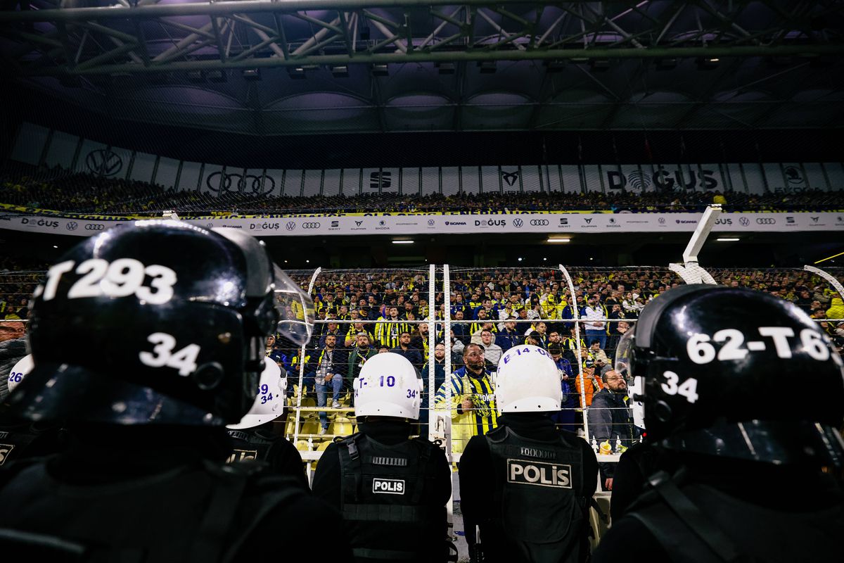 Scandal „bricheta” în Fenerbahce - Galatasaray! Lovit imediat după gol, sub privirile lui Lucescu