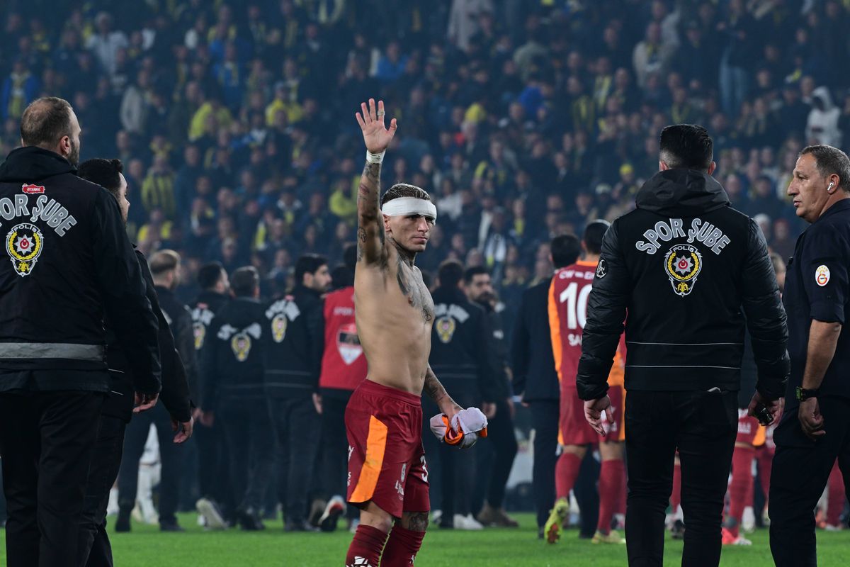 Scandal „bricheta” în Fenerbahce - Galatasaray! Lovit imediat după gol, sub privirile lui Lucescu