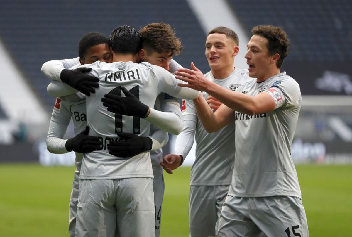 BUNDESLIGA. VIDEO Golul începutului de an vine din Germania » Reușită SENZAȚIONALĂ în Frankfurt - Leverkusen