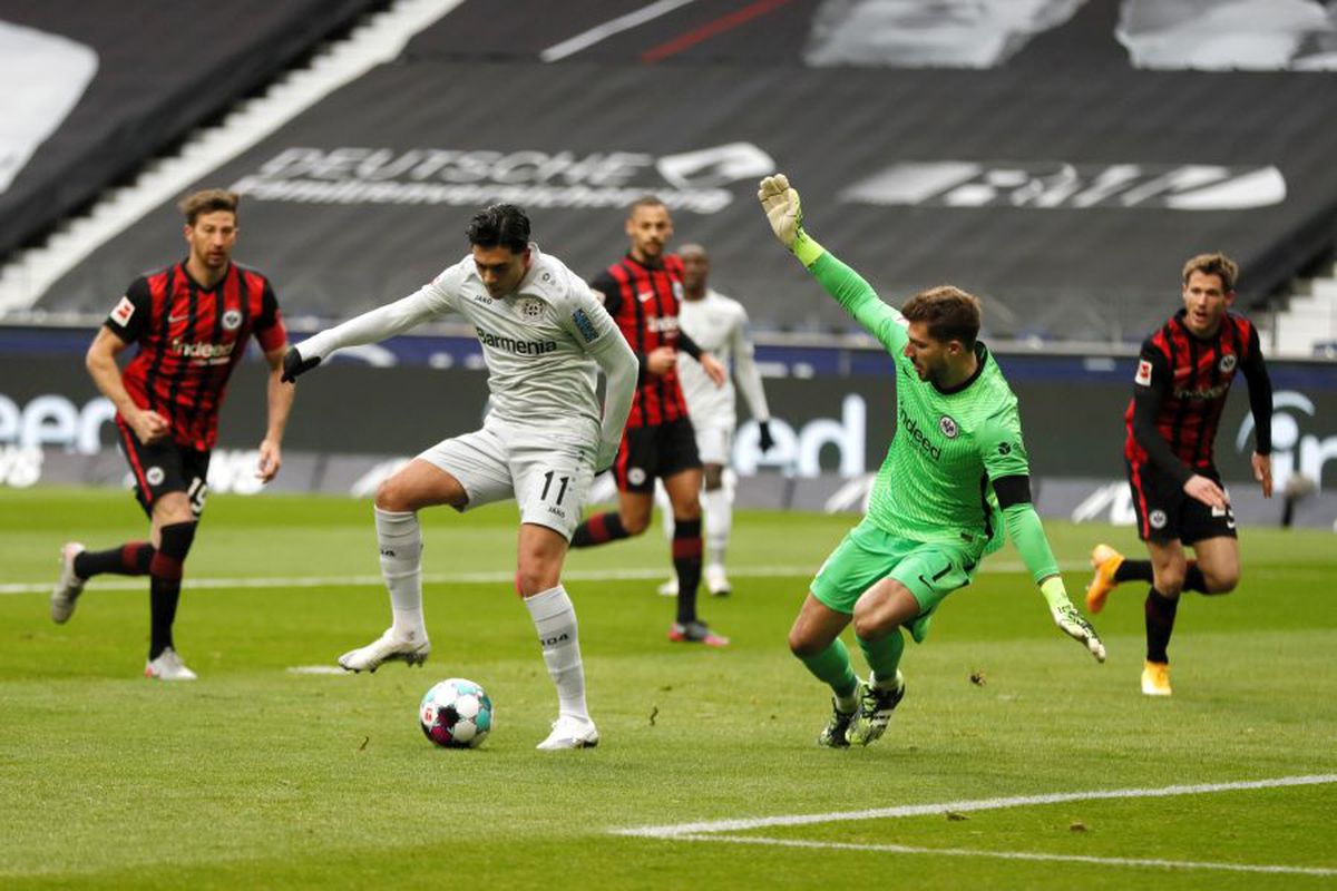 BUNDESLIGA. VIDEO Golul începutului de an vine din Germania » Reușită SENZAȚIONALĂ în Frankfurt - Leverkusen