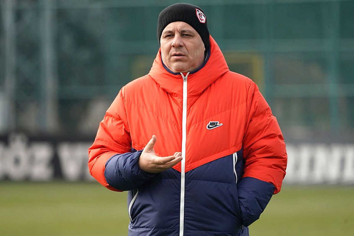 Șumudică se revoltă! A făcut show la conferință după penalty-ul din prelungiri: „O să vorbesc să avem șorturi cu buzunare! Dacă pierdem, pierdem, dar s-o facem cu mâinile în buzunare”