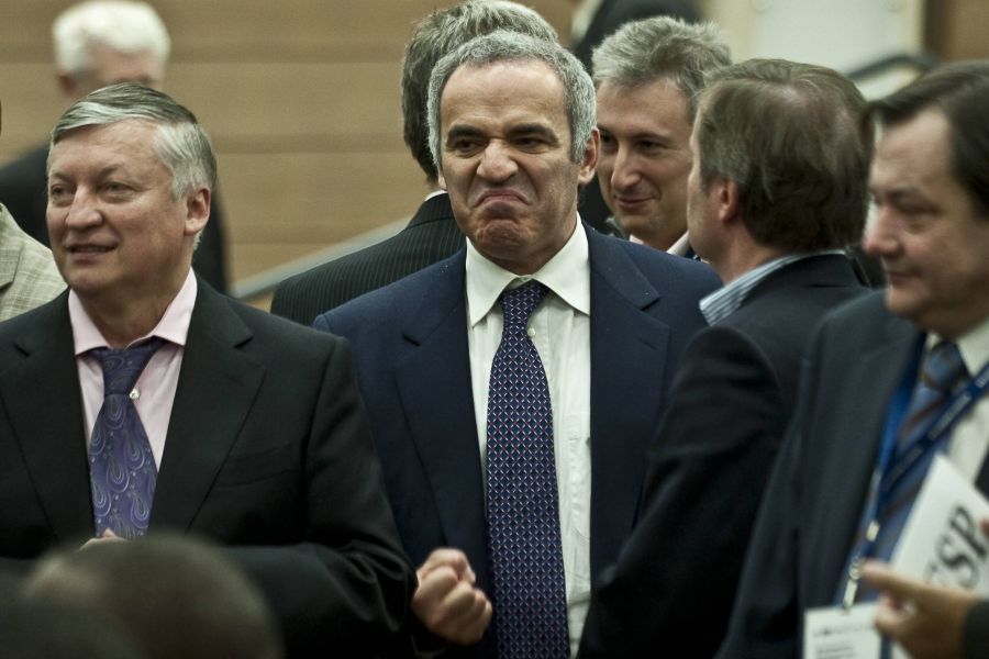 O imagine mult mai recentă cu cei doi mari rivali, în 2010, la o reuniune FIDE O imagine mult mai recentă cu cei doi mari rivali, în 2010, la o reuniune FIDE