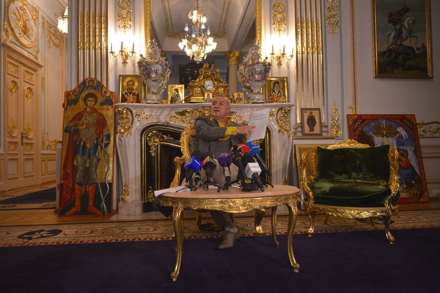 Becali, la Palatul în care se dezlănțuie la conferințele de presă Becali, la Palatul în care se dezlănțuie la conferințele de presă