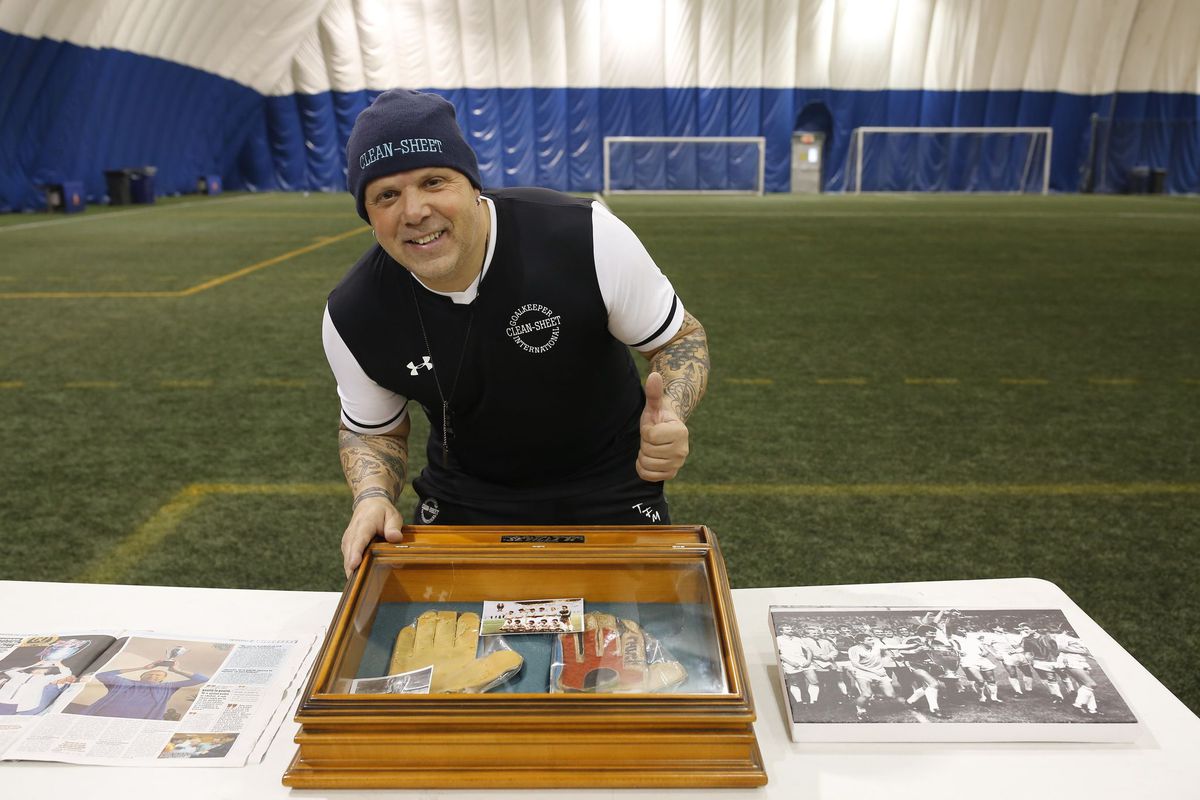 „Lecția Duckadam” se predă și în Canada » Gazeta l-a vizitat pe posesorul mănușilor lui Helmut: „Țelul meu e să apăr poarta naționalei României la un Mondial!”