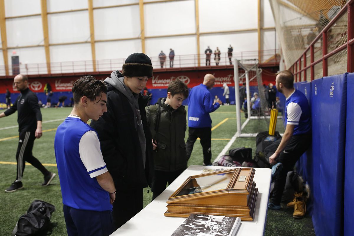 „Lecția Duckadam” se predă și în Canada » Gazeta l-a vizitat pe posesorul mănușilor lui Helmut: „Țelul meu e să apăr poarta naționalei României la un Mondial!”