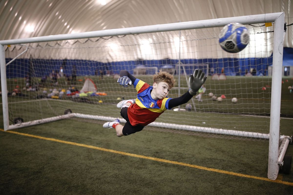 „Lecția Duckadam” se predă și în Canada » Gazeta l-a vizitat pe posesorul mănușilor lui Helmut: „Țelul meu e să apăr poarta naționalei României la un Mondial!”