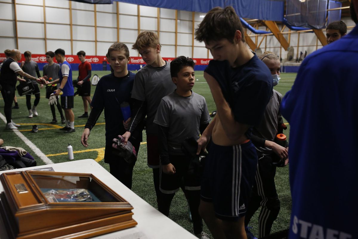 „Lecția Duckadam” se predă și în Canada » Gazeta l-a vizitat pe posesorul mănușilor lui Helmut: „Țelul meu e să apăr poarta naționalei României la un Mondial!”