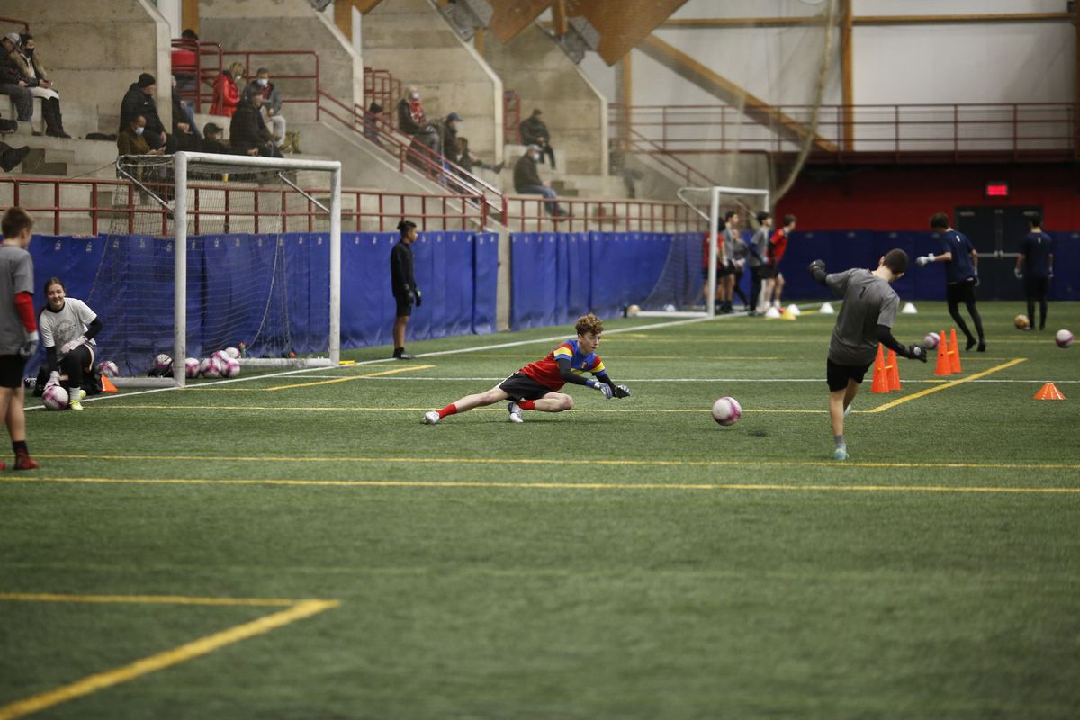 „Lecția Duckadam” se predă și în Canada » Gazeta l-a vizitat pe posesorul mănușilor lui Helmut: „Țelul meu e să apăr poarta naționalei României la un Mondial!”