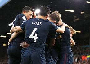 Incident grav în Premier League » Un jucător a fost lovit în cap cu o sticlă aruncată din tribune!