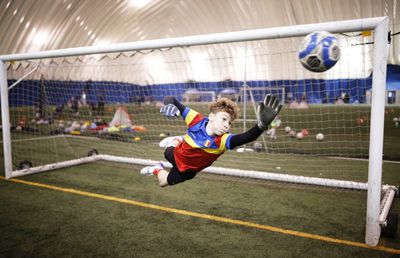 „Lecția Duckadam” se predă și în Canada » Gazeta l-a vizitat pe posesorul mănușilor lui Helmut: „Țelul meu e să apăr poarta naționalei României la un Mondial!”