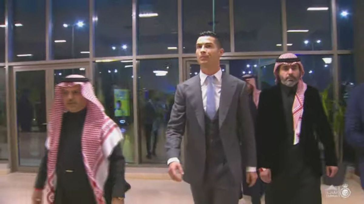 Cristiano Ronaldo, prezentat la Al Nassr: „Contractul este unicat, pentru că eu sunt un jucător unic” » Mii de fani au venit pe stadion pentru un eveniment spectaculos!