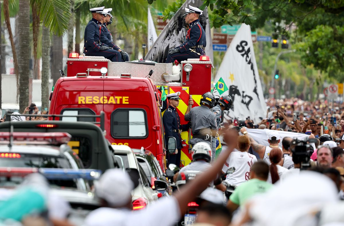 Pele, condus pe ultimul drum