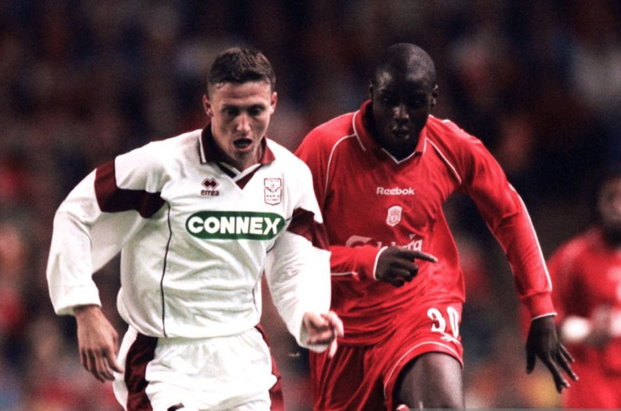 Daniel Chiriță în duel cu Djimi Traore, pe Anfield Road, în Liverpool - Rapid 0-0 Misterul unui fabulos comision la negru: român ajuns la Șahtior acuză șantajul unui antrenor celebru. „Dacă împarți banii cu mine, va juca. Dacă nu, nu va juca!”