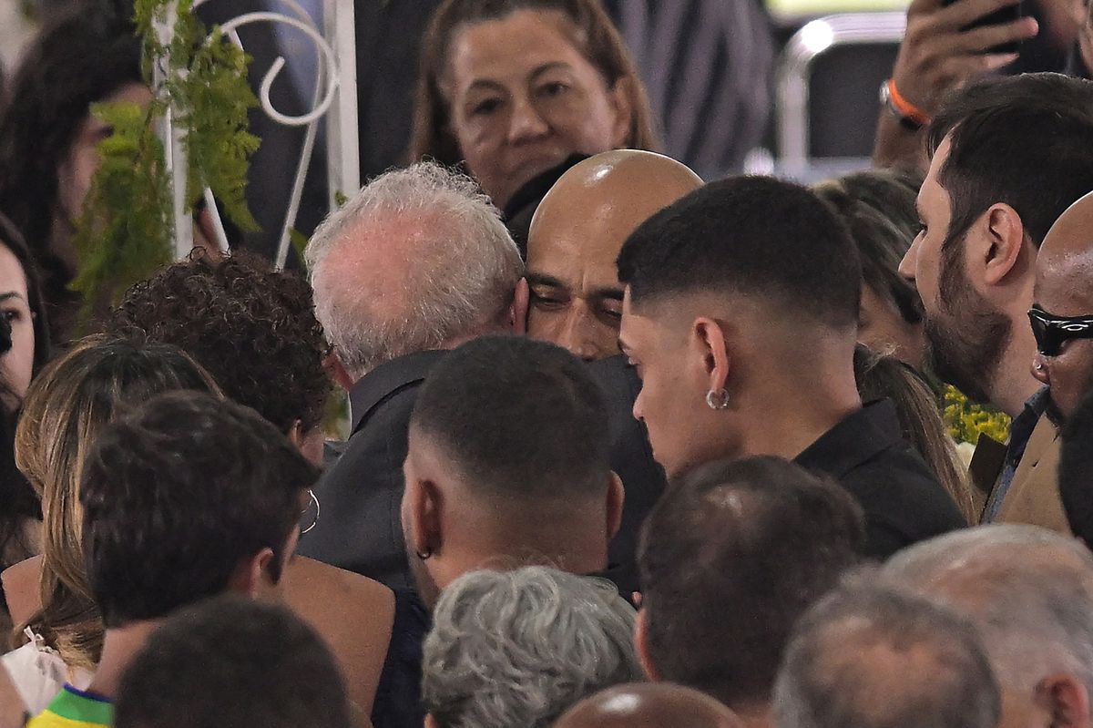 Pele a fost condus azi pe ultimul drum » Mii de fani pe străzi