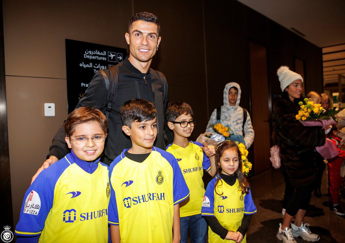 Poleit cu aur! Cum a fost întâmpinat Cristiano Ronaldo la aterizarea la Riyadh