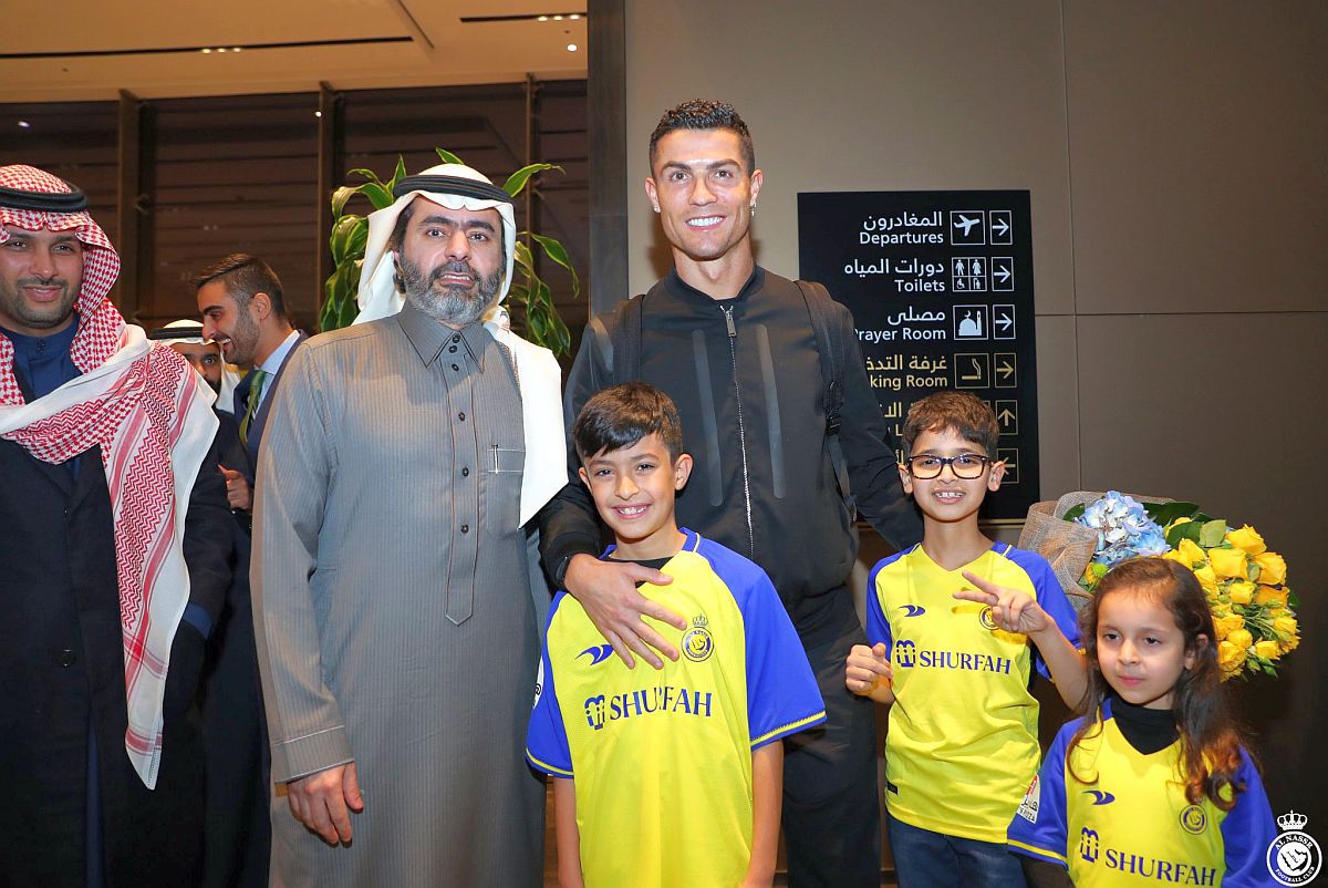 Poleit cu aur! Cum a fost întâmpinat Cristiano Ronaldo la aterizarea la Riyadh
