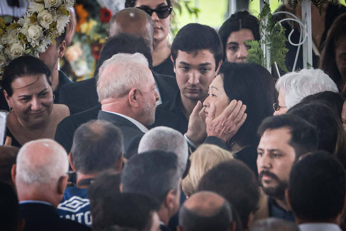 Pele a fost condus azi pe ultimul drum » Mii de fani pe străzi