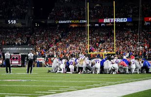 Scene dramatice în NFL. Un jucător s-a prăbușit în timpul meciului pe gazon » E în comă indusă după ce a suferit un stop cardiac