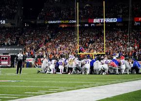 Scene dramatice în NFL. Un jucător s-a prăbușit în timpul meciului pe gazon » E în comă indusă după ce a suferit un stop cardiac