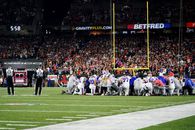 Scene dramatice în NFL. Un jucător s-a prăbușit în timpul meciului pe gazon » E în comă indusă după ce a suferit un stop cardiac