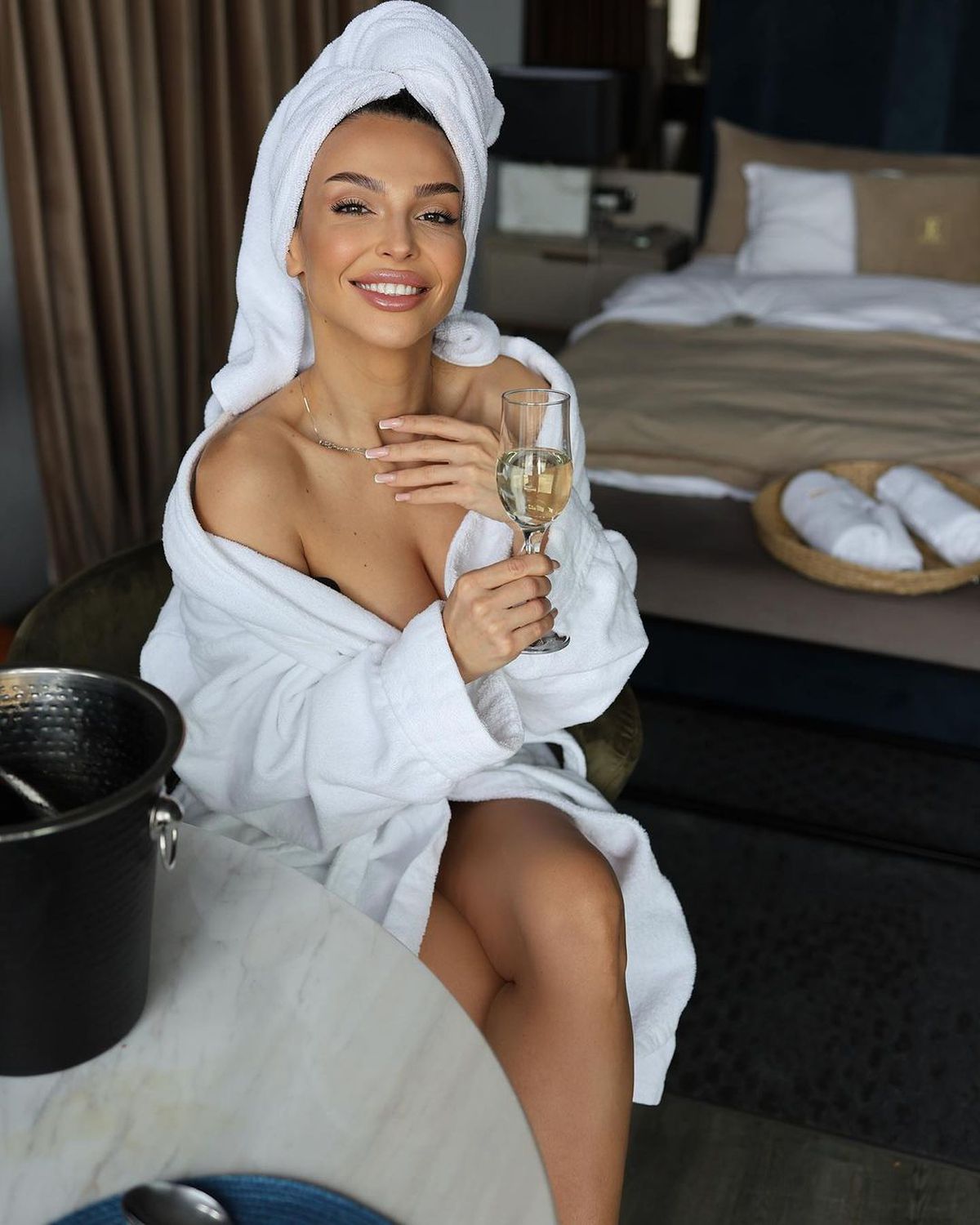 Marica și Alibec au pus ochii pe aceeași brunetă și au bombardat-o cu mesaje: „Le-a luat pe toate la rând. Ți-o ia mintea razna”