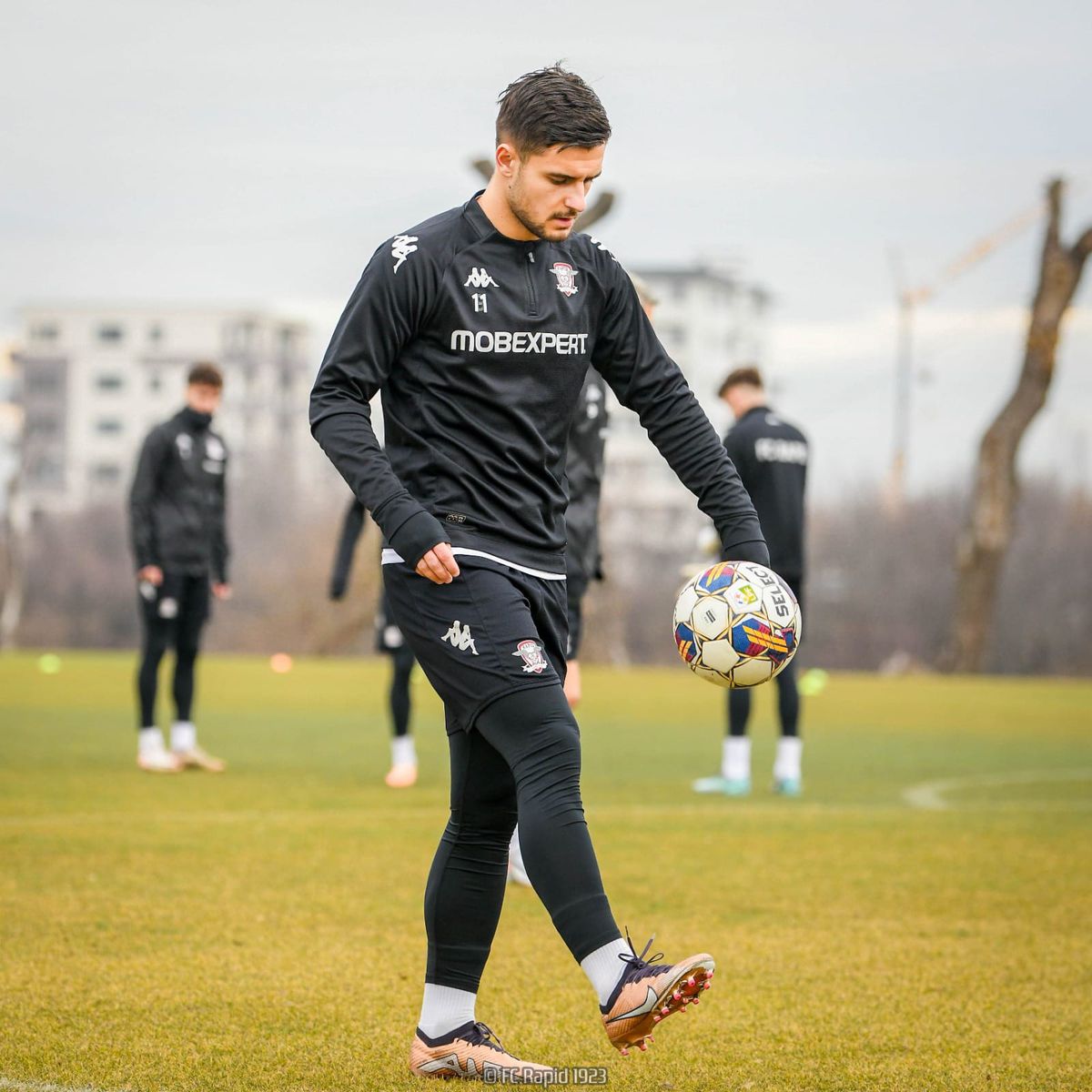 Rapid s-a reunit astăzi: 28 de jucători sub comanda lui Bergodi » Surprize-surprize. Cine l-a impresionat pe reporterul GSP: „Că tot ziceți că sunt firav”