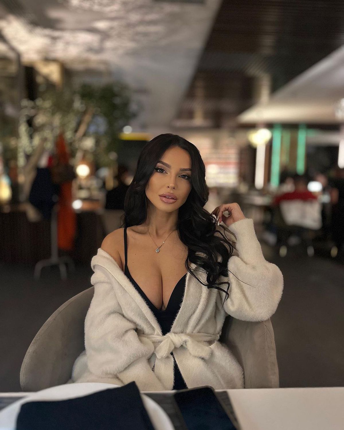 Marica și Alibec au pus ochii pe aceeași brunetă și au bombardat-o cu mesaje: „Le-a luat pe toate la rând. Ți-o ia mintea razna”