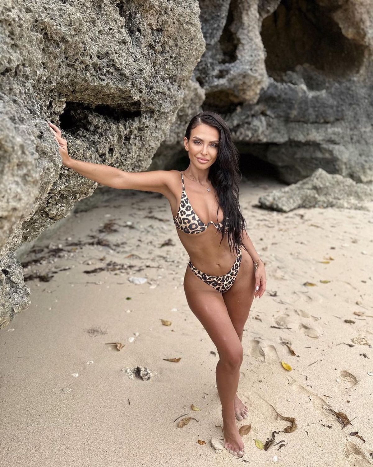 Marica și Alibec au pus ochii pe aceeași brunetă și au bombardat-o cu mesaje: „Le-a luat pe toate la rând. Ți-o ia mintea razna”